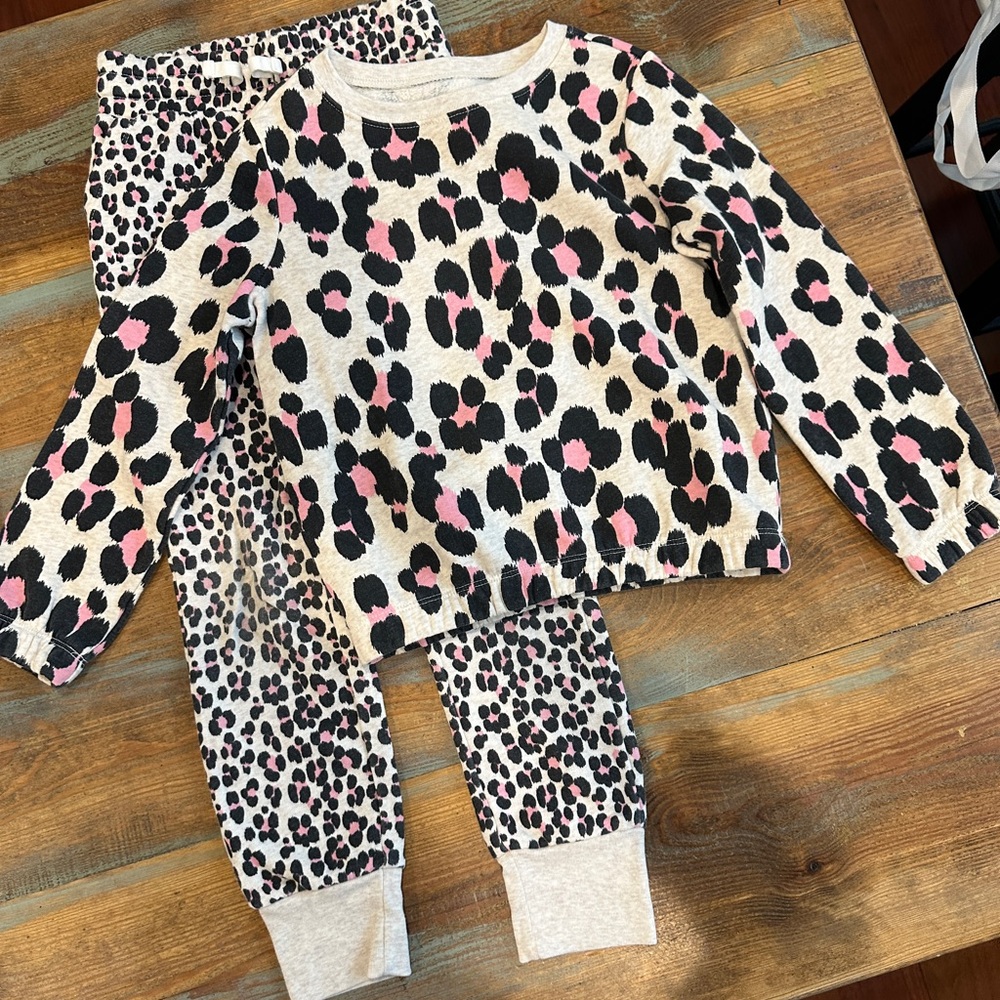 Girls Gap Kids Sweatsuit set. Size small 6–7.
